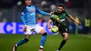 Bek Napoli, Mathias Olivera (Kiri) dan gelandang Sassuolo asal Albania Nedim Bajrami mengejar bola selama pertandingan lanjutan Liga Serie A Italia di Stadion Mapei di Reggio Emilia, Italia, Sabtu (17/2/2023). Berkat kemenangan ini, Napoli semakin kokoh di puncak klasemen Liga Italia dengan 62 poin dari 23 laga. (AFP/Marco Bertorello)