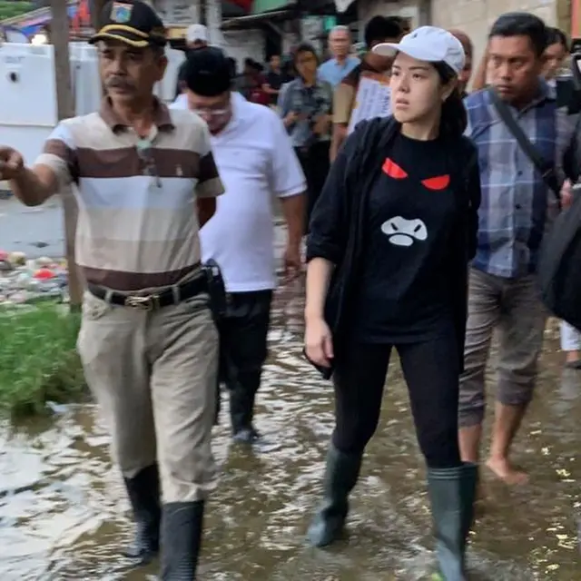 6 Potret Tina Toon Bertugas Jadi Anggota DPRD, Blusukan Temui Warga
