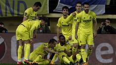 Para pemain Villareal merayakan gol yang dicetak Cedric Bakambu (tengah) saat melawan Bayer Leverkusen pada leg pertama 16 besar Liga Europa di Stadion El Madrigal, Villareal, Jumat (11/3/2016) dini hari WIB. (AFP/Jose Jordan)