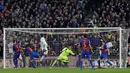 Striker Barcelona, Luis Suarez, mencetak gol ke gawang Real Madrid pada laga La Liga, di Stadion Camp Nou, Sabtu (3/12/2016). (AFP/Pau Barrena)