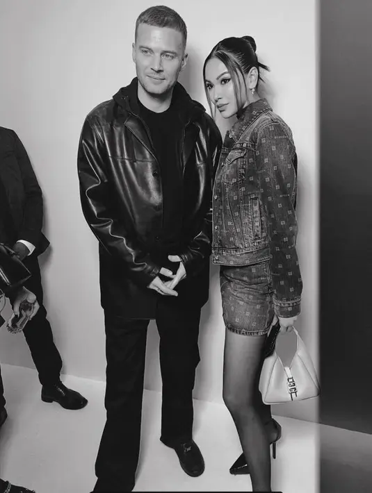 Alyssa pun tak lupa untuk berfoto bersama Givenchy Creative Director, Matthew M Williams. (@alyssadaguise)