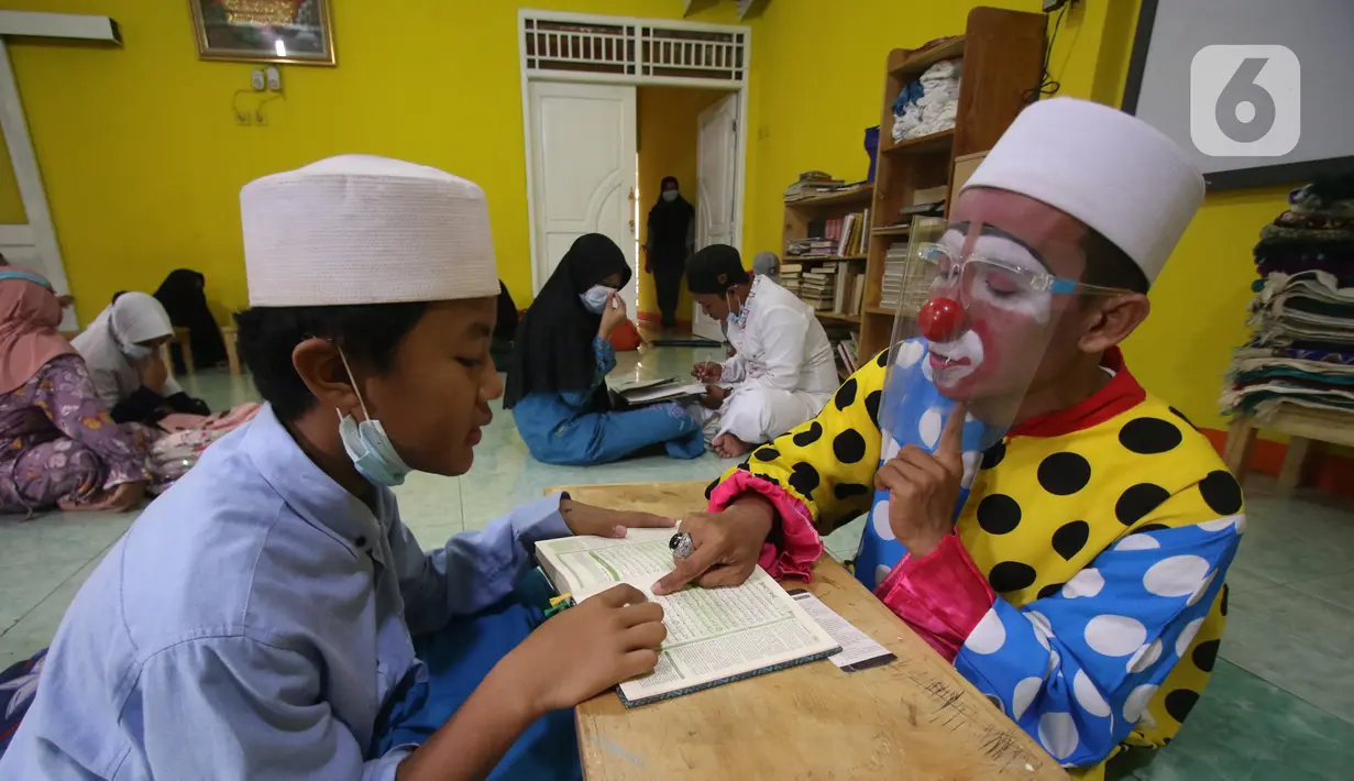 Yahya Edward menggunakan kostum badut saat mengajar ngaji di Pinang, Kota Tangerang, Banten, Kamis (29/4/2021). Mengajar ngaji menggunakan kostum badut tersebut untuk memotivasi anak-anak agar tetap semangat belajar sekaligus untuk menghibur anak didiknya. (Liputan6.com/Angga Yuniar)