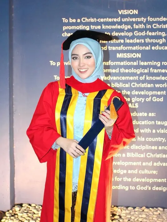 <p>Nabilah Ayu tampak memesona dengan pakaian wisuda lengkap dengan toga di kepalanya. (Instagram/nblh.ayu)</p>