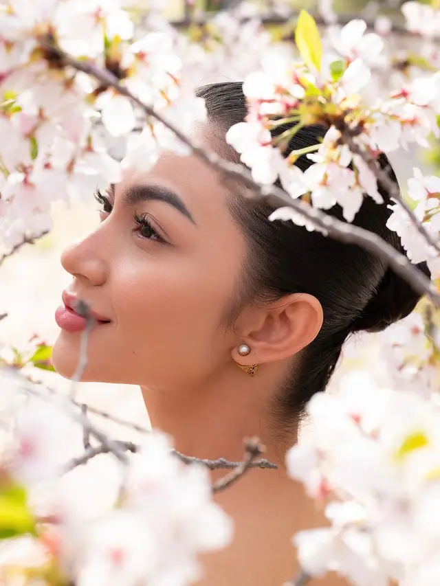 Pesona Kecantikan Natural Ariel Tatum Dipulas No Makeup Makeup Look saat Berpose di Tengah Sakura