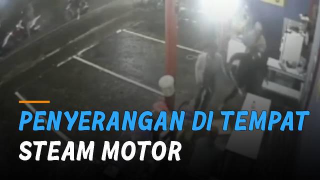 Aksi brutal geng motor menyerang tempat steam motor. Kejadian itu terjadi di Jalan TB Simatupang, Pasar Minggu, Jakarta Selatan.
