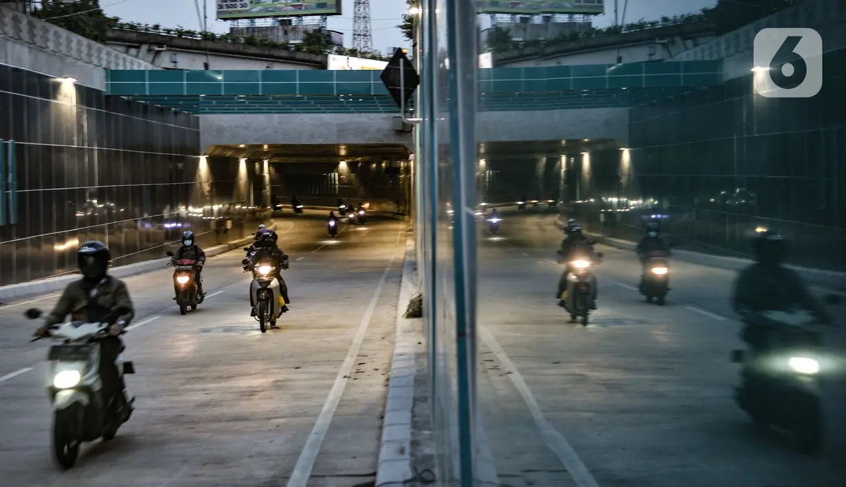 Kendaraan melintasi terowongan saat uji coba Underpass Senen Extension, Jakarta, Senin (9/11/2020). Proyek Underpass Senen Extension yang menelan anggaran Rp121,1 miliar itu diharapkan mampu mengurai kemacetan yang kerap terjadi di kawasan tersebut. (merdeka.com/Iqbal S. Nugroho)