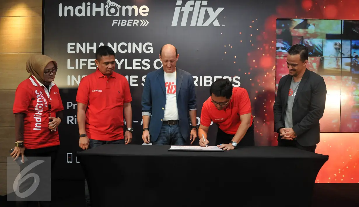 Penandatangan kerjasama antara Telkom dengan Iflix, Jakarta, Selasa (19/4). Pelanggan layanan internet IndiHome akan dapat menonton berbagai judul film hingga total 20.000 jam secara online. (Liputan6.com/Johan Tallo)