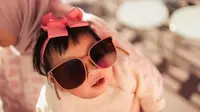 5 Potret Menggemaskan Baby Lily dengan Pita Pink di Kepala, Necis Abis Pose di Atas Kasur