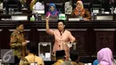 Proses pemilihan suara Ketua DPD RI saat rapat Paripurna DPD luar biasa di Nusantara V Gedung Parlemen, Senayan, Jakarta, Selasa (11/10). Mohammad Saleh terpilih dengan suara terbanyak 61 suara.(Liputan6.com/Johan Tallo)