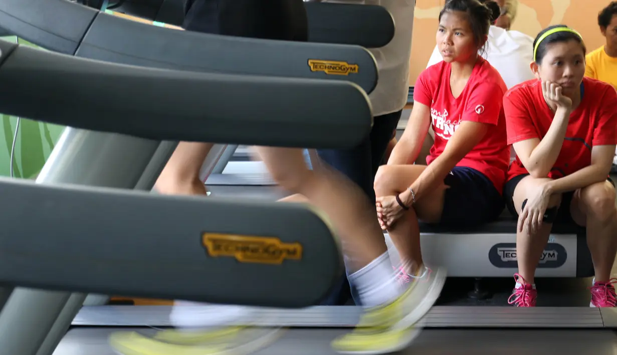 Pebulu Tangkis Indonesia, Greysia Polii dan  Debby Susanto menunggu giliran untuk melakukan test Sport Science sebagai persiapan menuju Olympiade Rio De Jeneiro 2016 di Gedung PP ITKON, Jakarta, Kamis (07/01/2016). (Bola.com/Nicklas Hanoatubun) 