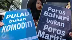 Seorang aktivis nelayan yang tergabung dalam Aliansi Hari Nelayan 2017 membawa poster saat melakukan aksi di depan Kantor Kementerian Kelautan dan Perikanan, Jakarta, Kamis (6/4). (Liputan6.com/Faizal Fanani)