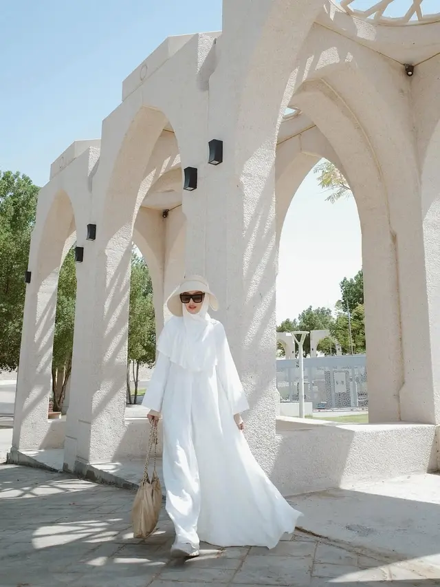 Deretan Gaya Hijab Anissa Aziza Selama Umrah, Anggun Bergaya Syar’i