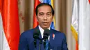Presiden Joko Widodo (Jokowi) memberikan keterangan pers usai menggelar pertemuan bilateral di Istana Malacanang di Manila, Filipina, Jumat (28/4). (AP Photo / Bullit Marquez)