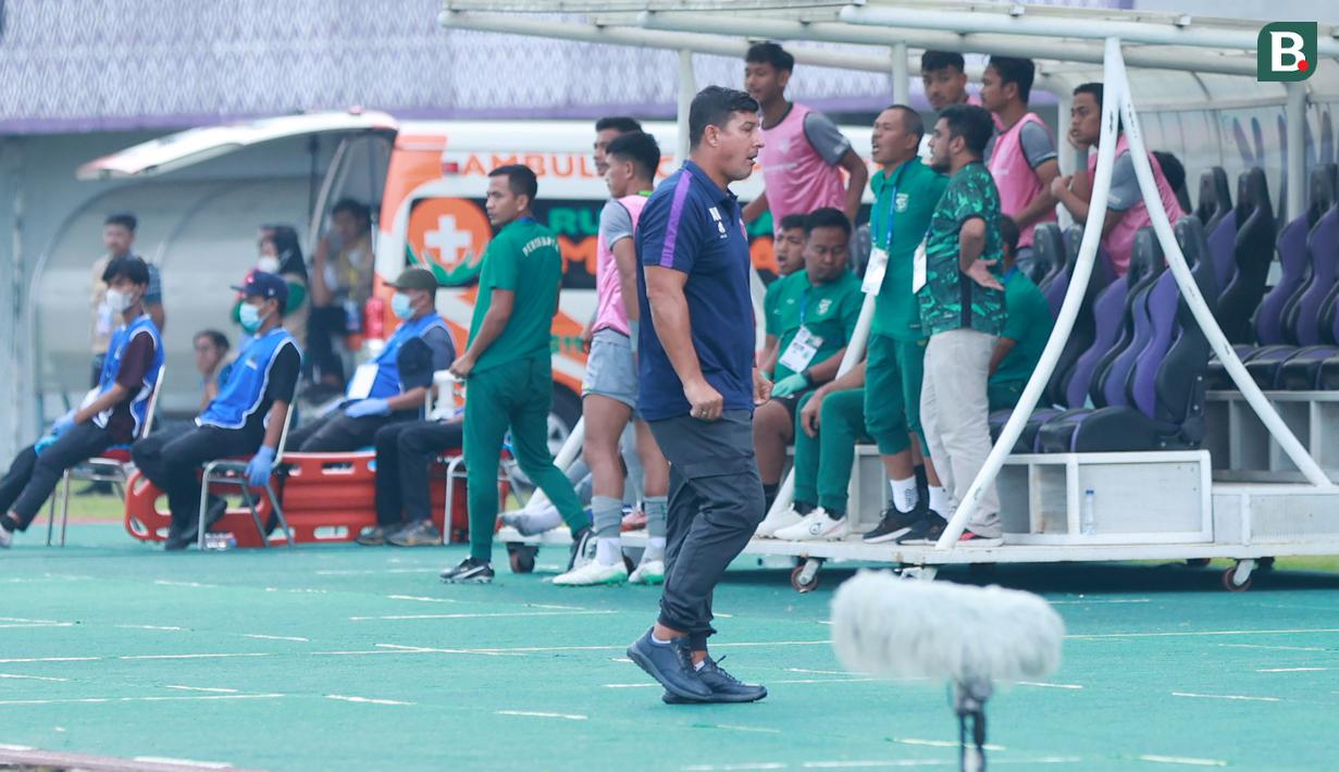 <p>Pelatih Persita Tangerang, Alfredo Vera saat melawan Persebaya Surabaya pada laga pekan ke-18 BRI Liga 1 2022/2023 di Stadion Indomilk Arena, Tangerang, Rabu (18/1/2023) sore WIB. Persita kalah 0-5 dari Persebaya. (Bola.com/M Iqbal Ichsan)</p>