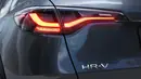 Lampu belakang mobil ini sudah mengadopsi teknologi full LED. Desain yang dianut mirip dengan HR-V generasi kedua. Hal ini terlihat dari tarikan garis bagian bawah tail light. (Source: netcarshow.com)