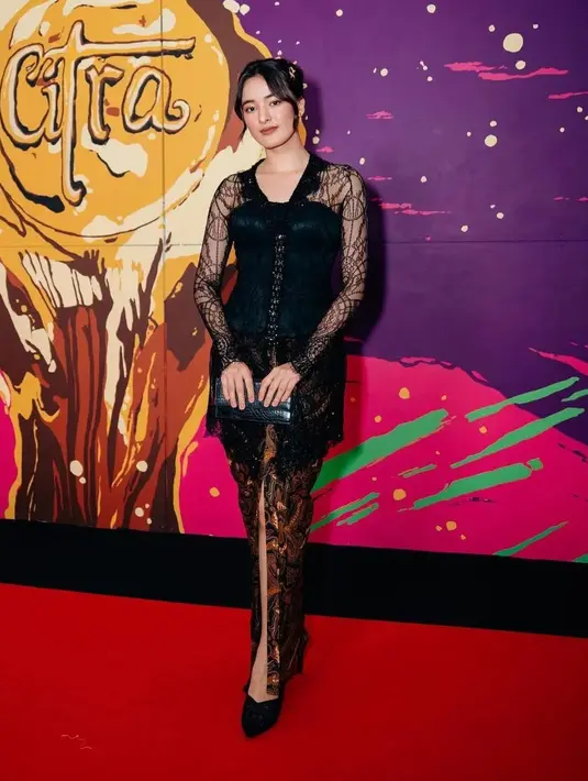 Kebaya klasik dengan twist modern bukan hal yang tidak mungkin. Mawar Eva kenakan kebaya klasik dengan potongan kerah V yang bikin terlihat modern [@mawar_eva]