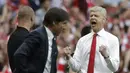 Pelatih Arsenal, Arsene Wenger, melakukan selebrasi usai memastikan juara Piala FA dengan mengalahkan Chelsea di Stadion Wembley, Sabtu (27/5/2017). Arsenal menang 2-1. (AP/Matt Dunham)
