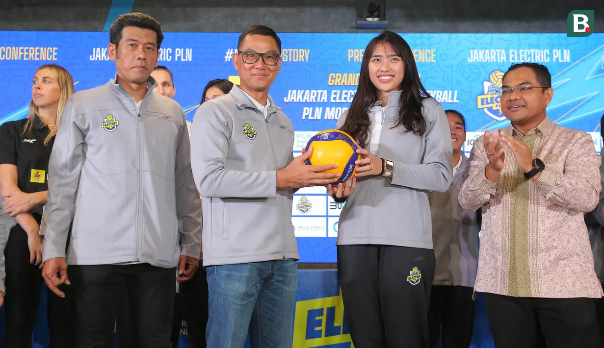 <p>Dirut PLN, Darmawan Prasodjo, memberikan bola kepada kapten tim Yolla Yuliana saat acara launching jersey, tim dan logo baru Jakarta Elektrik PLN untuk mengarungi PLN Mobile Proliga 2024 di Kantor Pusat PLN, Jakarta, Selasa (23/4/2024). (Bola.com/M Iqbal Ichsan)</p>