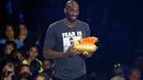 Kobe Bryant dengan kaso Bruce Lee saat menerima penghargaan "Legend" pada acara Kids Choice Sport 2016 di Los Angeles, California, (14/7/2016). (REUTERS/Mario Anzuoni)
