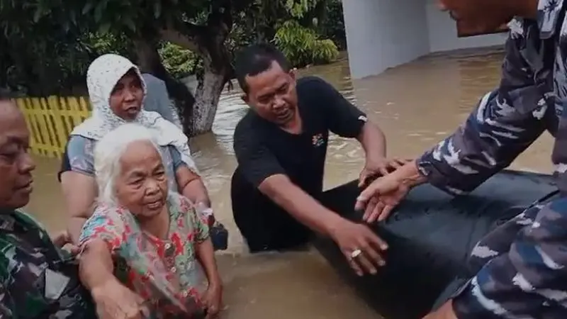Petugas mengevakuasi korban banjir di Bangkalan Madura. (Foto: humas polri)