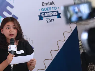 Salah satu peserta audisi lomba news presenter beradu kemampuan membaca berita saat gelaran Emtek Goes To Campus 2017 di Telkom University, Bandung, Rabu (29/11). (Liputan6.com/Helmi Fithriansyah)
