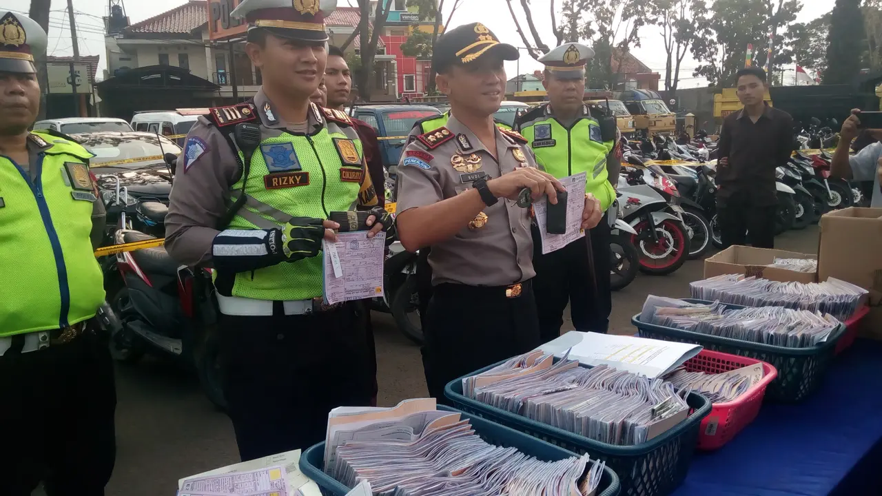 Ratusan barang bukti STNK dan SIM milik pengguna kendaraan, hasil operazi zebra