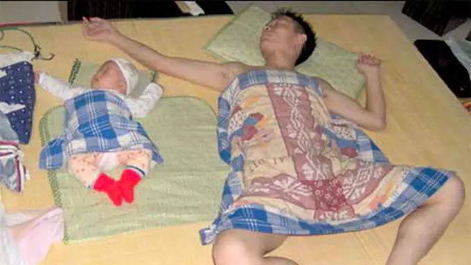 Bikin Ngakak, Ini Gaya Tidur MIRIP Bapak dan Anak Lelakinya 