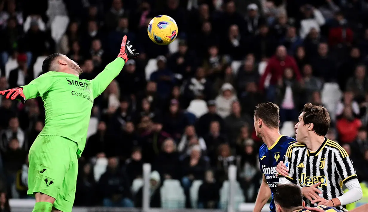 Kean lagi sial. Kembali golnya dianulir VAR yang menganggap telah terjadi pelanggaran lebih dulu dalam proses terciptanya gol Kean ke gawang Verona. (Marco Alpozzi/LaPresse via AP)