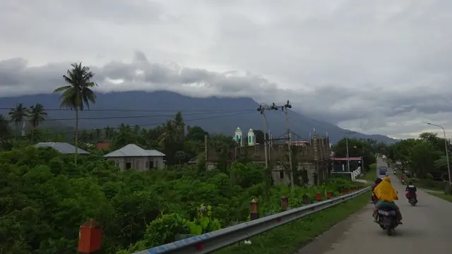 Di jalan dekat titik awal pendakian ke Gunung Batusibela di Maluku.