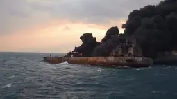 Kondisi kapal tanker minyak Iran yang mengalami kebakaran hebat di Laut Cina Timur (11/1). Akibat kecelakaan itu, 10 kapal pemerintah Tiongkok dan kapal nelayan diterjunkan untuk membantu upaya pembersihan laut. (Ministry of Transport via AP)