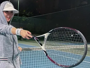 Selain bersepeda, istri Reino Barack ini kerap lakukan aktivitas olahraga tenis. Setelah 18 bulan istirahat dari tenis, Syahrini kembali melakukan olahraga tenis. Sebelum latihan tenis, dirinya melakukan pemanasan dan streatching terlebih dahulu. (Liputan6.com/IG/@princessyahrini)