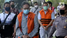Mantan Dirut PT Dirgantara Indonesia, Budi Santoso (depan) dan Mantan Direktur Niaga PT Dirgantara Indonesia, Irzal Rinaldi Zailani tiba di Gedung KPK, Jakarta, Jumat (26/6/2020). Kedua tersangka tersebut akan menandatangani berkas perpanjangan masa penahanan. (merdeka.com/Dwi Narwoko)