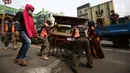 Petugas Satpol PP membawa gerobak pedagang kaki lima (PKL) yang bandel berjualan di trotoar Pasar Tanah Abang, Jakarta, Senin (4/10/2021). Penertiban dilakukan untuk memberikan kenyamanan dan keamanan bagi para pengguna jalan yang melintas di trotoar tersebut. (Liputan6.com/Angga Yuniar)