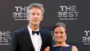 Mantan penjaga gawang Belanda, Edwin van der Sar dan istrinya Annemarie saat menghadiri FIFA Football Awards di London, Inggris, Senin (24/9). FIFA Football Awards merupakan penghargaan untuk para pesepak bola terbaik. (AP Photo/Frank Augstein)