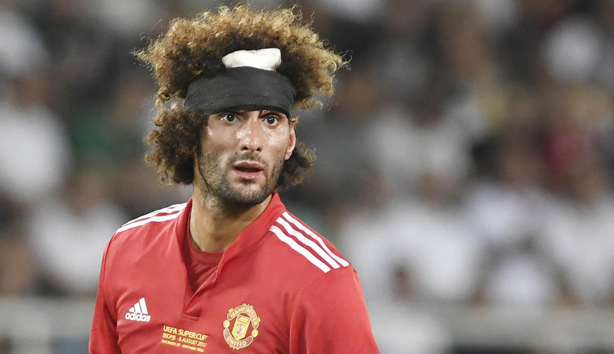 Gelandang Manchester United, Marouane Fellaini, saat pertandingan melawan Real Madrid pada laga Piala Super Eropa di Stadion Philip II, Skopje, Selasa (8/8/2017). Foto muka unik Fellaini viral di media sosial. (AFP/Nikolay Doychinov)