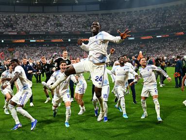 Aston Villa akhirnya menutup perjalanan luar biasa mereka di Eropa dengan cara sempurna dengan cara menjuara Liga Europa musim 2025/2026. (AFP/Yasin Akgul)
