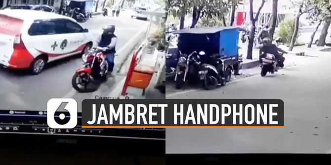 VIDEO: Aksi Nekat Pengendara Motor Jambret Handphone di Pinggir Jalan