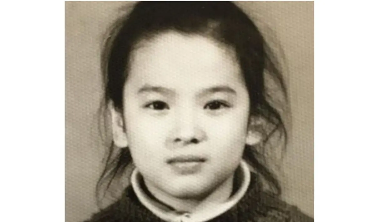Imutnya Song Hye Kyo ini sukses curi perhatian. Ia tak takut dengan kamera dan ini menjadi cikal bakal bagus dalam dunia hiburan. Alhasil, kini Song Hye Kyo termasuk dalam aktris top Korea Selatan dengan berbagai judul film dan drama yang dibintangi. (Liputan6.com/IG/kyokyo1112)