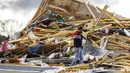 Beberapa tornado dilaporkan terjadi di Nebraska, namun badai yang paling merusak bergerak dari daerah pedesaan ke pinggiran kota di barat laut Omaha, kota berpenduduk 485.000 orang. (Chris Machian/Omaha World-Herald via AP)