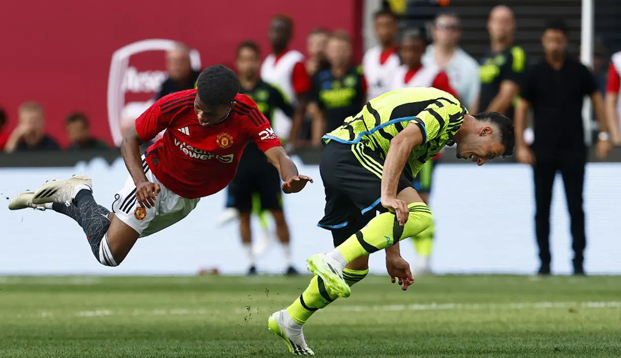 Manchester United akhirnya memecah kebuntuan pada menit ke-30. Tendangan kaki kiri Bruno Fernanders dari luar kotak penalti tidak bisa diantisipasi kiper The Gunners Aaron Ramsdale. (Rich Schultz/Getty Images/AFP)