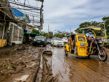 Jalan tampak tertutup lumpur dan sampah usai hujan deras yang dibawa Topan Goni memicu terjadinya banjir di Provinsi Batangas, Filipina, 2 November 2020. Hingga 2 November 2020, jumlah korban jiwa akibat Topan Goni yang melanda bagian selatan Luzon bertambah menjadi 16 orang. (Xinhua/Rouelle Umali)