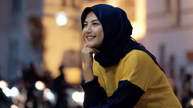 Siapa yang sangka jika Hikma Nur Syafa atau akrab disebut Briptu Imah ini berprofesi sebagai seorang polisi. (Liputan6.com/IG/hikmanursyaa)