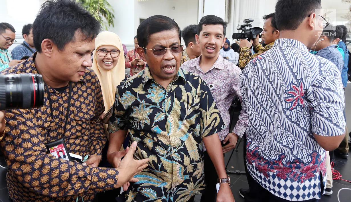 Mensos Idrus Marham bergegas usai menjawab pertanyaan wartawan terkait pengunduran dirinya di Istana, Jakarta, Jumat (24/8). KPK menetapkan Idrus Marham sebagai tersangka terkait dugaan kasus dugaan suap proyek pembangunan PLTU Riau-1. (Liputan6/Pool/Gar)