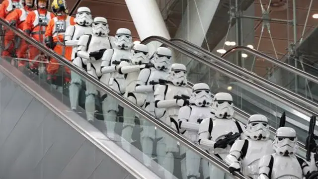Potret Nyeleneh di Bandara
