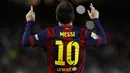 Bintang Barcelona, Lionel Messi, merayakan gol dengan gaya khasnya, dua jari telunjuk diangkat ke atas usai membobol gawang Almeria pada laga La Liga di Stadion Camp Nou, Spanyol, Kamis (8/4/2015). (AFP/Quique Garcia)