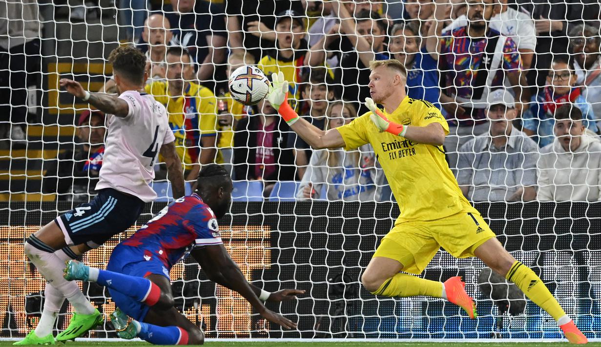 Palace punya kesempatan terbaik pada menit ke-41. Lewat skema umpan silang, Odsonne Edouard sukses mencari posisi yang bagus untuk menyundul bola. Namun, meski sudah tidak dapat kawalan, sundulannya masih dapat dimentahkan oleh Aaron Ramsdale. (AFP/Justin Tallis)