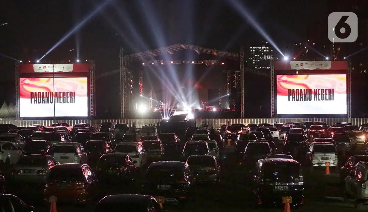 Suasana konser New Live Experience 2020 di Parkir Barat JIExpo Kemayoran, Jakarta, Sabtu (29/8/2020). Konser Perjalanan 34 Tahun Kahitna yang digelar selama hampir 2 jam ini tentunya menjadi awal yang manis. (Fimela.com/Bambang E.Ros)