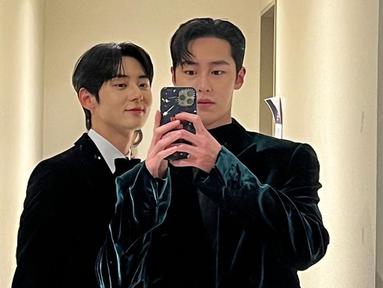 Lee Jae Wook tengah mencuri perhatian lewat drama yang dimainkannya. Interaksi dengan lawan mainnya pun jadi sorotan. Seperti kedekatannya dengan Hwang Min Hyun. Dalam drama Alchemy of Souls, keduanya memang bermain sebagai saudara. Saat bertemu di acara penghargaan, pemain Jang Uk dan Seo Yul ini jadi terlihat dekat.
(Liputan6.com/IG/@jxxvvxxk)