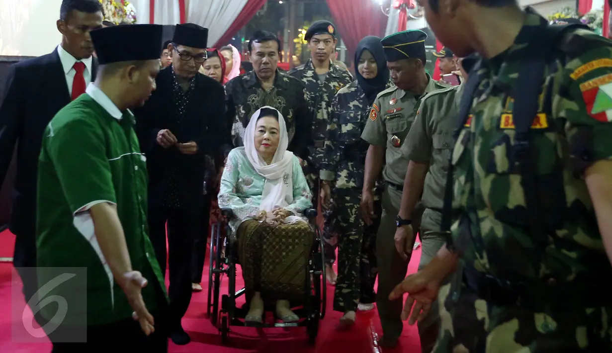 Istri Presiden RI ke-4, Sinta Nuriyah Wahid menghadiri acara Tasyakuran Harlah ke-83 GP Ansor, Jakarta, Jumat (5/5). Acara mengusung tema "Meneguhkan Semangat kebangsaan, Membawa Khazanah Islam Nusantara untuk Perdamaian Dunia.(Liputan6.com/JohanTallo)