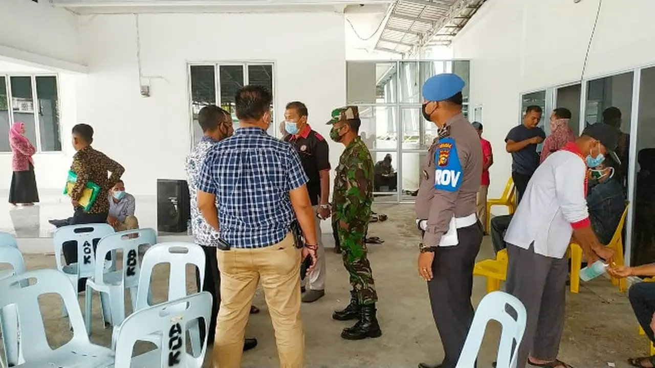 Pembubaran kerumunan di rumah Bupati Meranti oleh petugas karena berpotensi menyebarkan Covid-19.